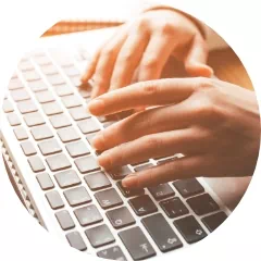 dłonie na klawiaturze laptopa
